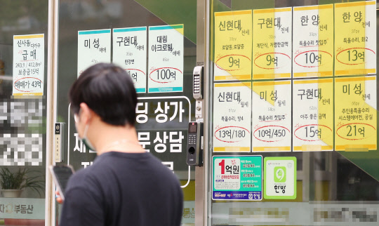 서울 전셋값이 5주 연속 마이너스를 기록했지만 10건 중 3건은 최고가를 경신하고 있는 것으로 나타났다. <사진=연합뉴스>